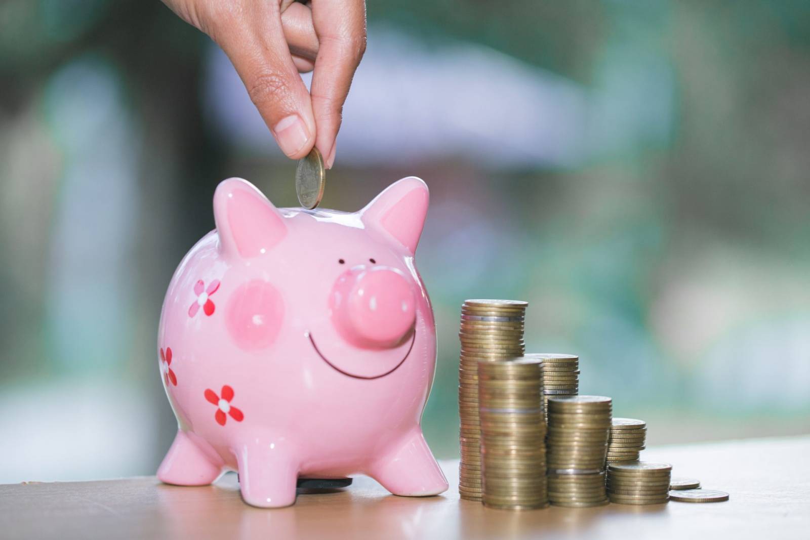 7 din 10 angajați pun deoparte bani din salariu