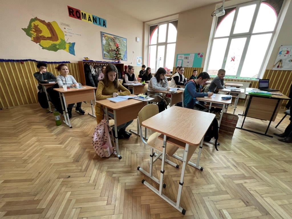 Copiii din Daneș pot numi acasă școala renovată de Asociația BookLand