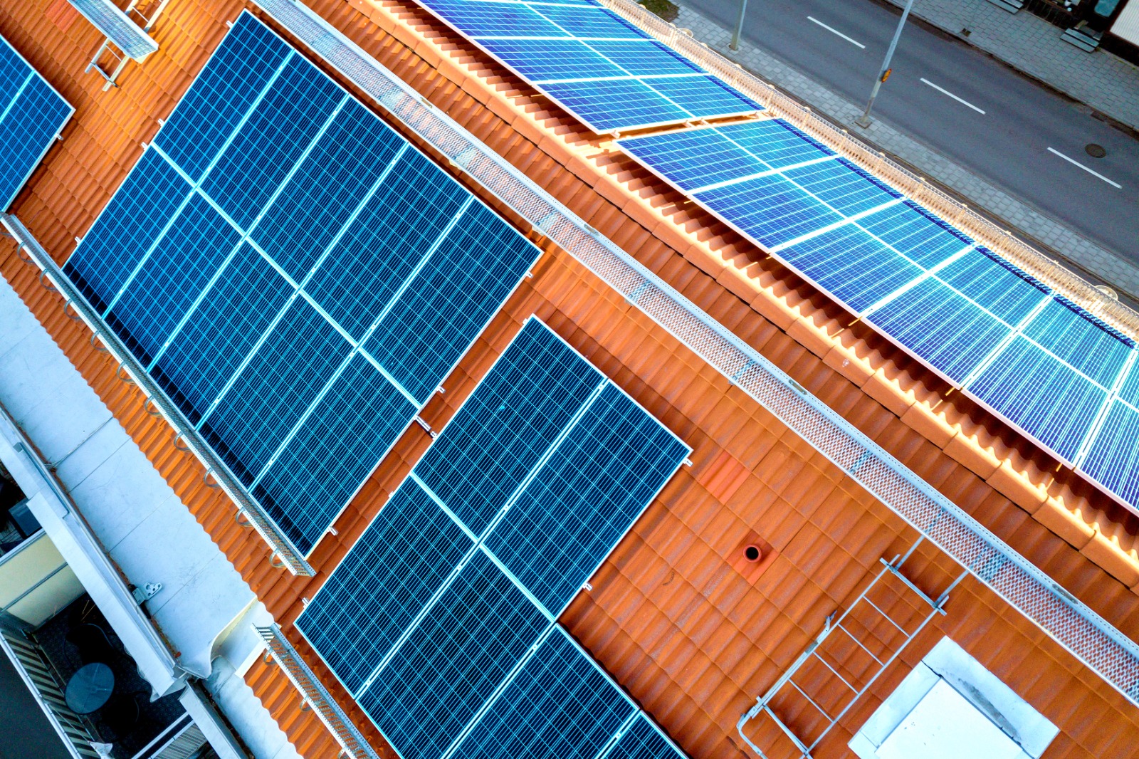 Atenție de unde instalați panouri fotovoltaice. Risc crescut de incendiu pentru instalările neautori...