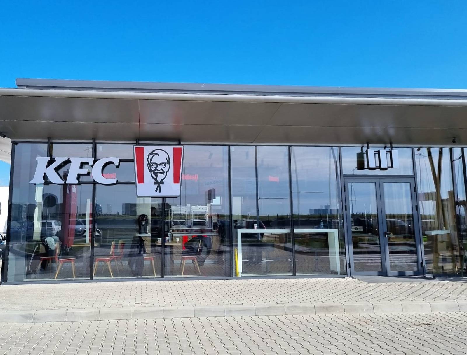KFC la Rompetrol. Pe A1 se vor deschide restaurante în trei benzinării