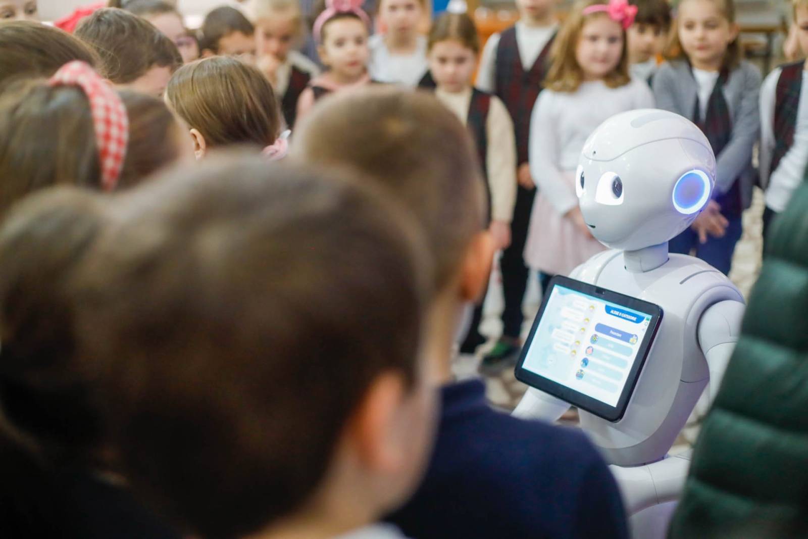 Roboțelul Pepper va preda educație financiară în școli