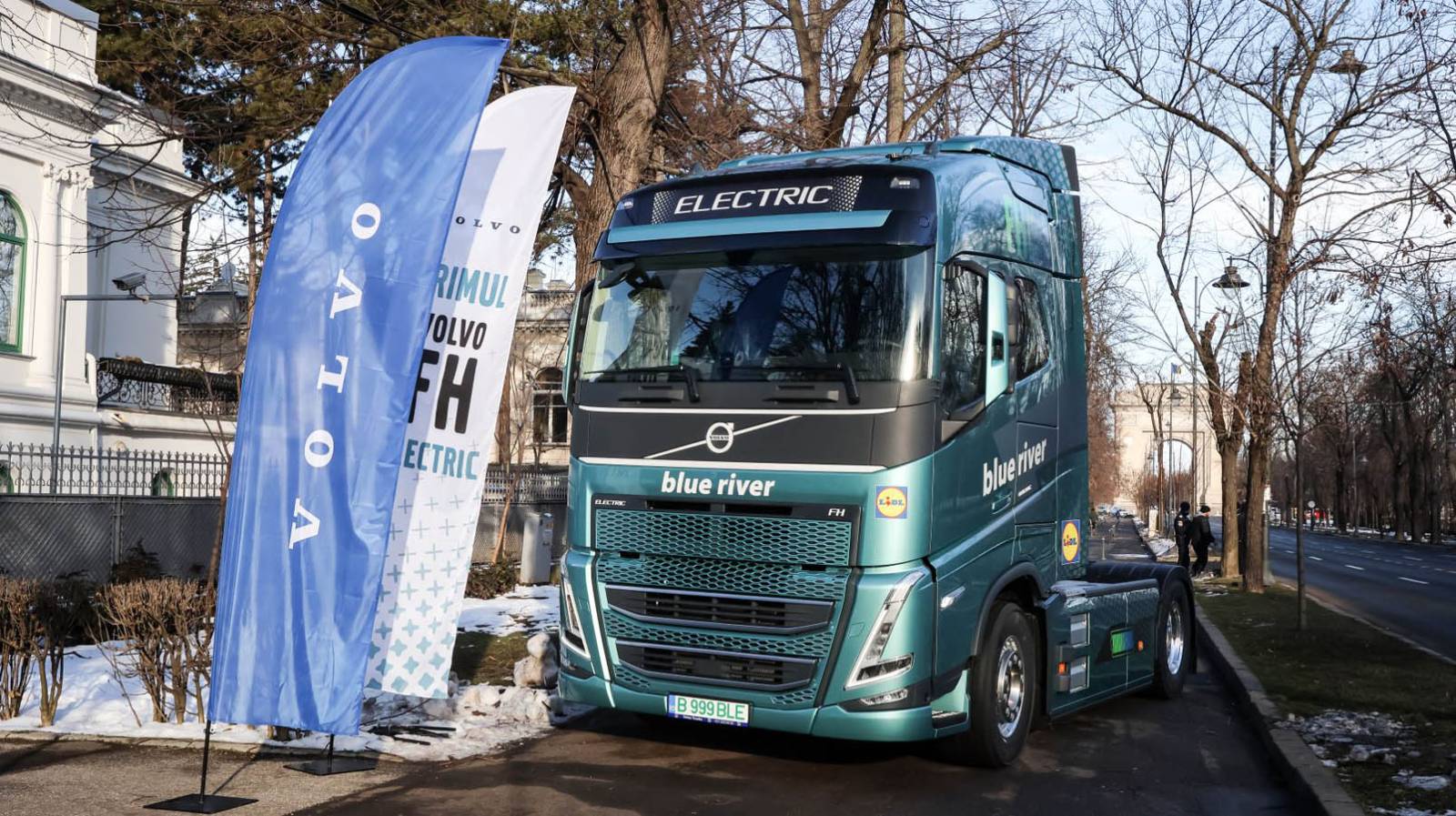 Lidl montează o stație de încărcare a camioanelor electrice și o stație de alimentare CNG la depozitul din Fundeni 1 camion electric VolvoFH 2023