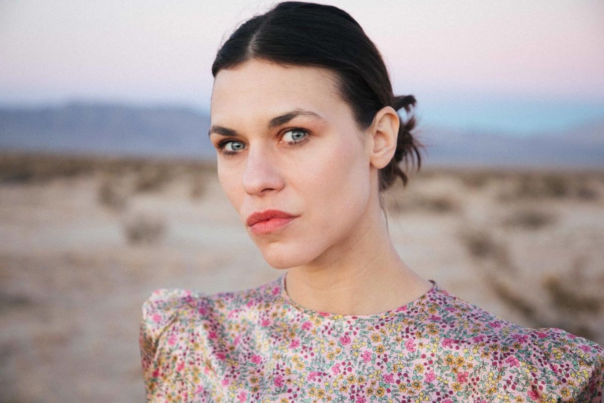 Ana Ularu joacă în serialul „The Power” alături de Toni Collette 1 ana ularu3