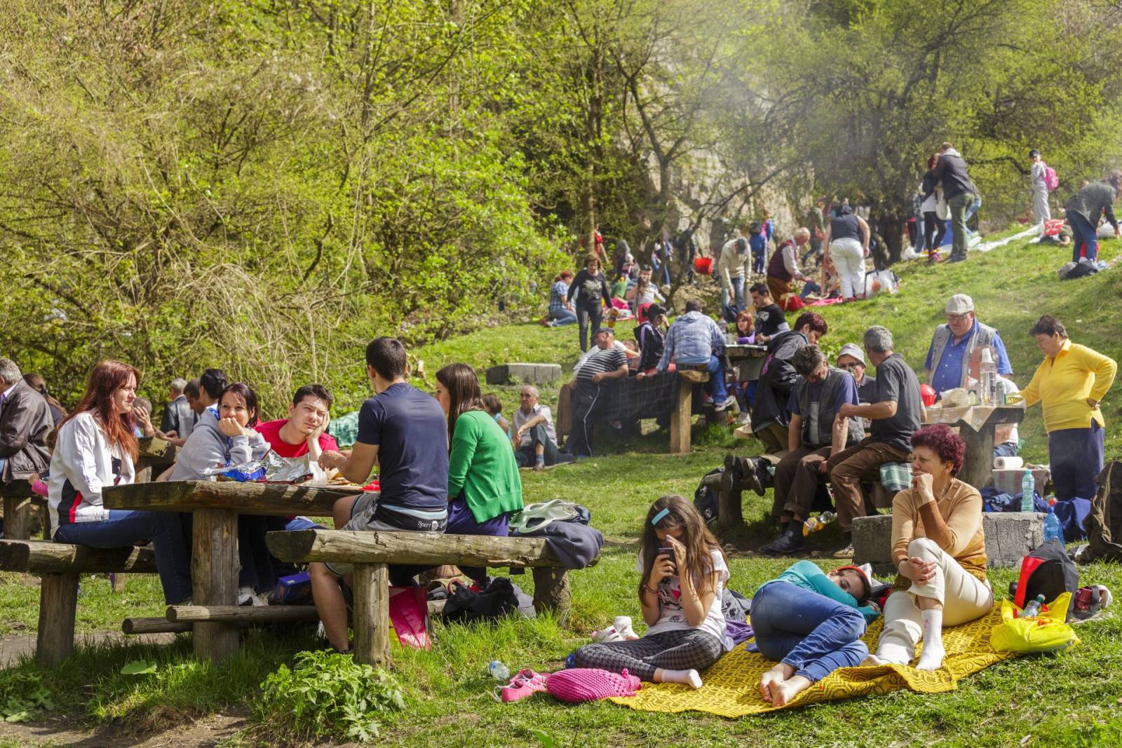 Ce au cumpărat românii pentru minivacanța de 1 mai. Vânzări cu 40% mai mari