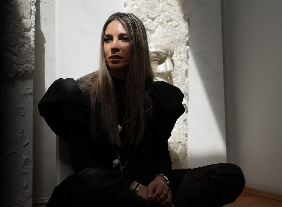 Diana Nicolaie debutează pe scena artistică cu o expoziție ieșită din tipare