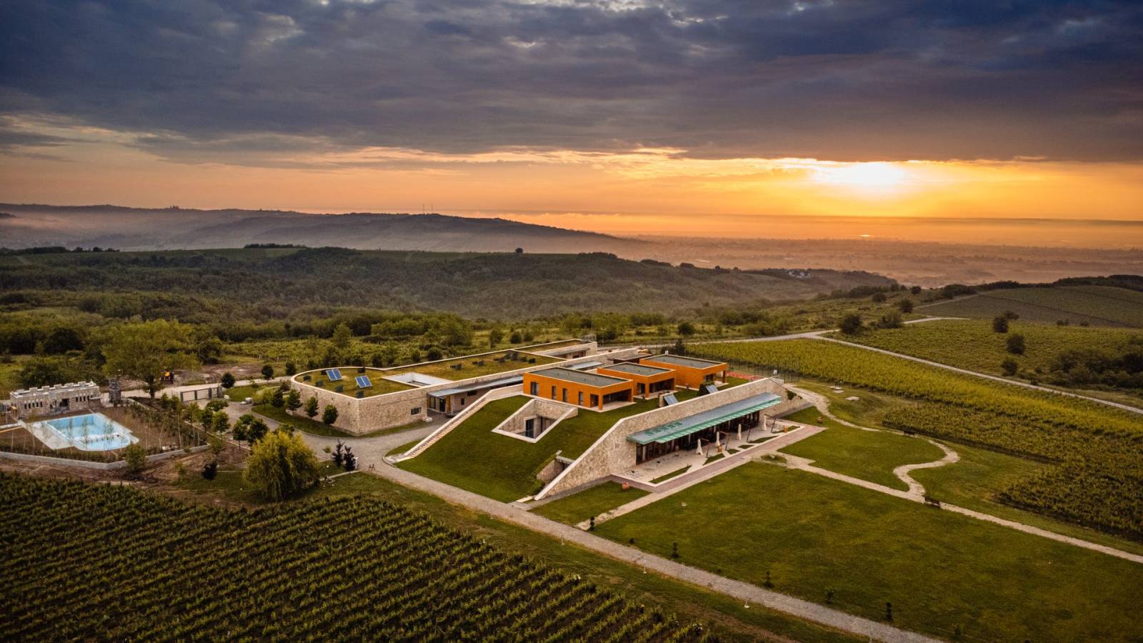 Domeniul VILA DOBRUSA Crama AVINCIS