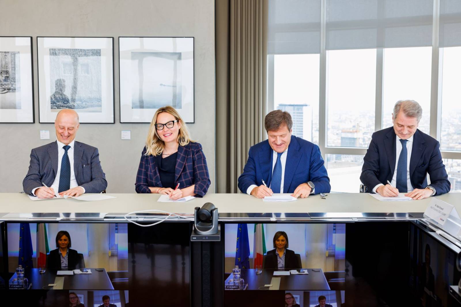 EIF și UniCredit semnează acorduri pentru direcționarea a 1 mld. euro către afacerile mici din Euro...
