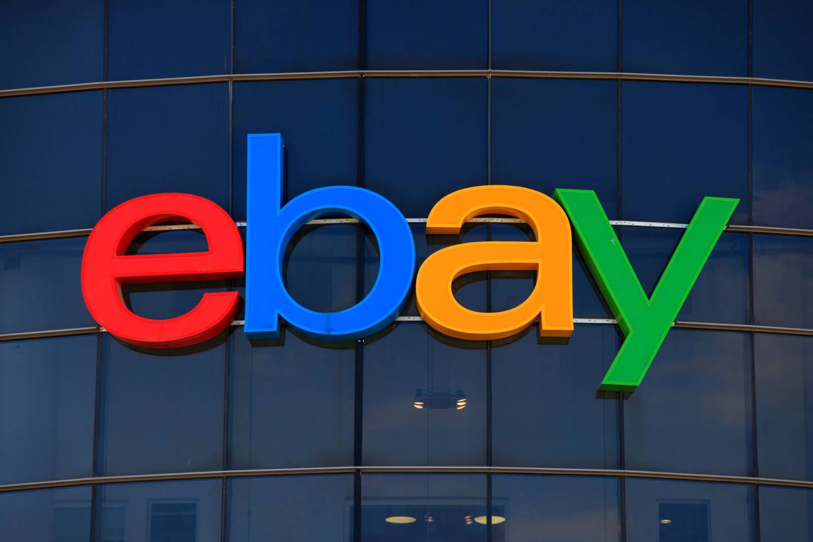 eBay vine în România. Companiile românești pot exporta prin Poșta Română