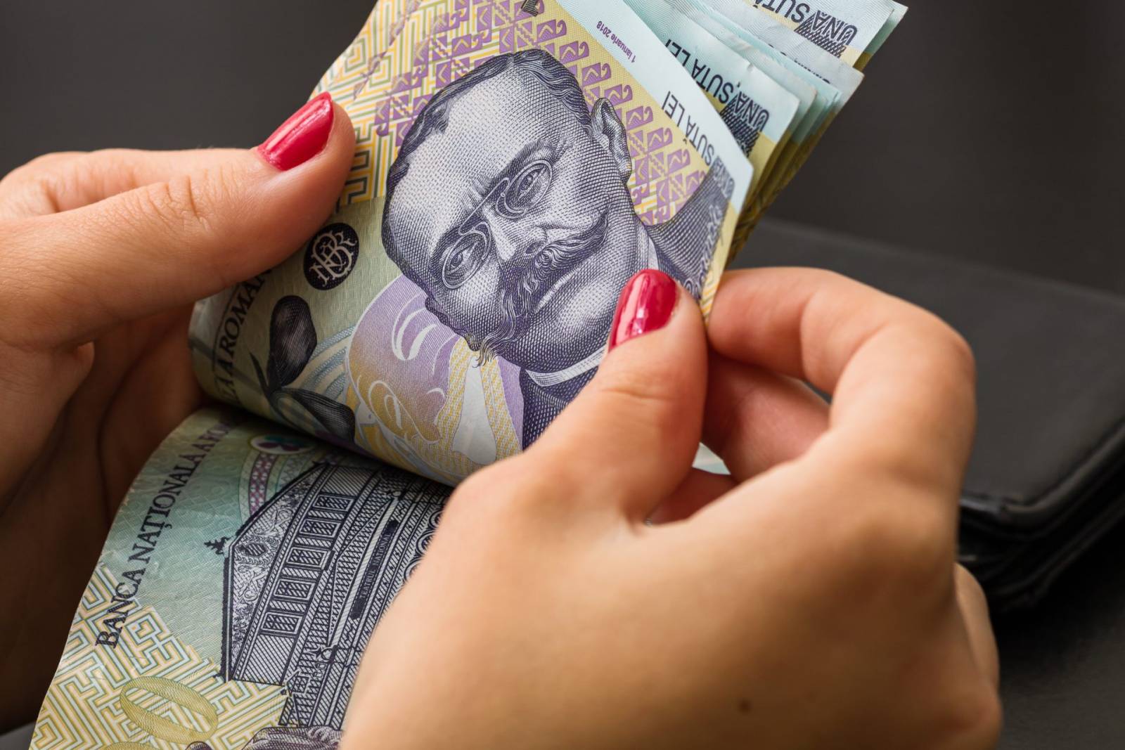 Ce salarii oferă angajatorii din domeniile care recrutează cel mai mult pe timp de vară