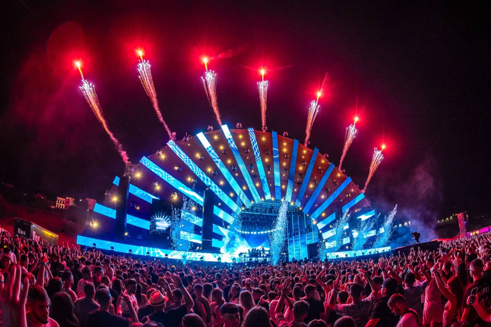Peste 65.000 de fani în prima zi a festivalului Neversea