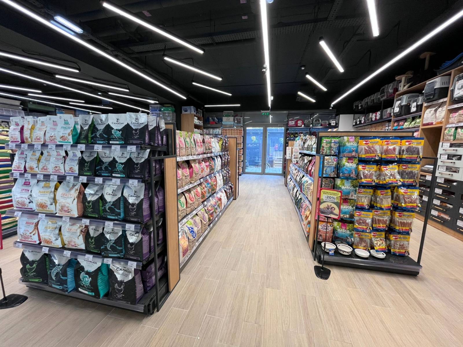 Animax investește 270.000 euro în două magazine, în Cosmopolis Plaza din București și Alba-Iulia