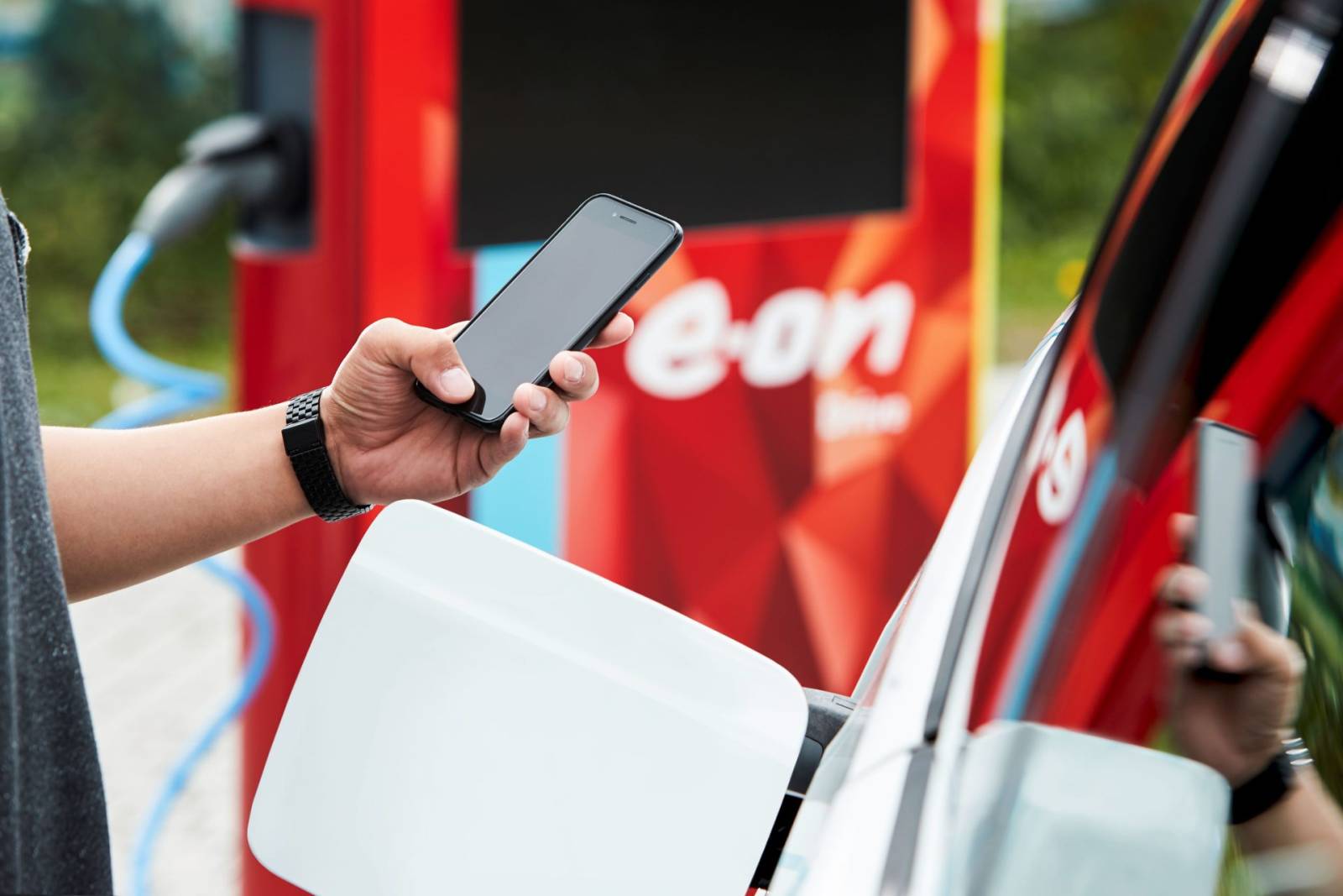 Studiu E.ON: 22% dintre români cunosc faptul că furnizorii de energie oferă și soluții de e-mobility