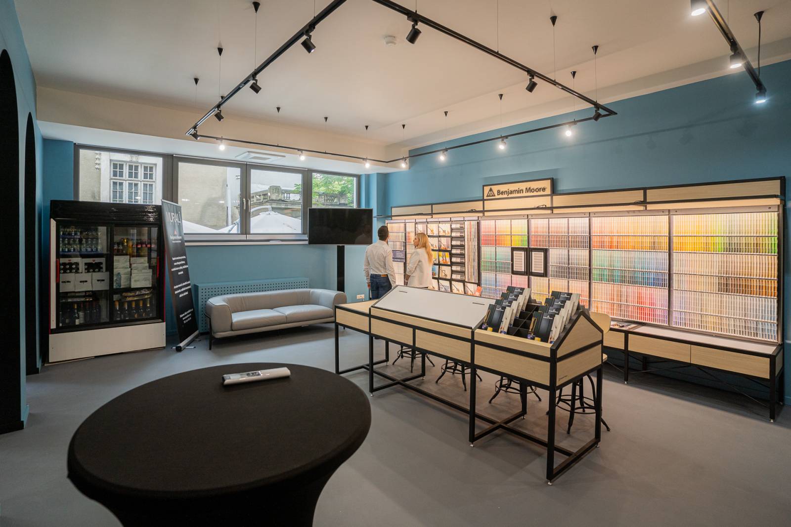 100.000 euro pentru cel mai mare showroom de vopsele decorative de lux din România