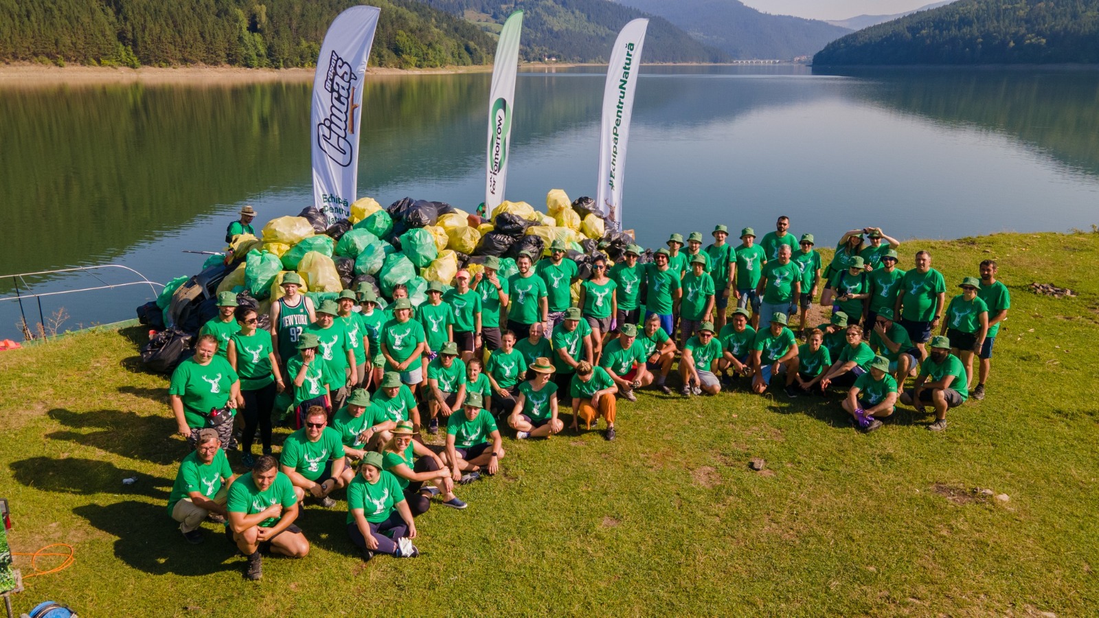 3,7 tone de deșeuri, colectate de pe malurile lacului Bicaz de 100 de voluntari