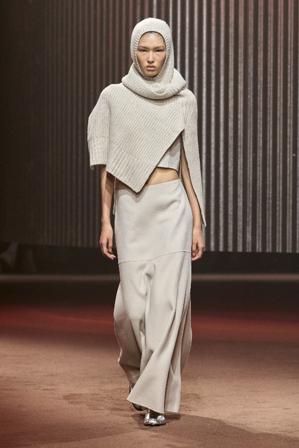 Cum arată colecția toamnă-iarnă a COS, prezentată recent la New York Fashion Week 2 2 2