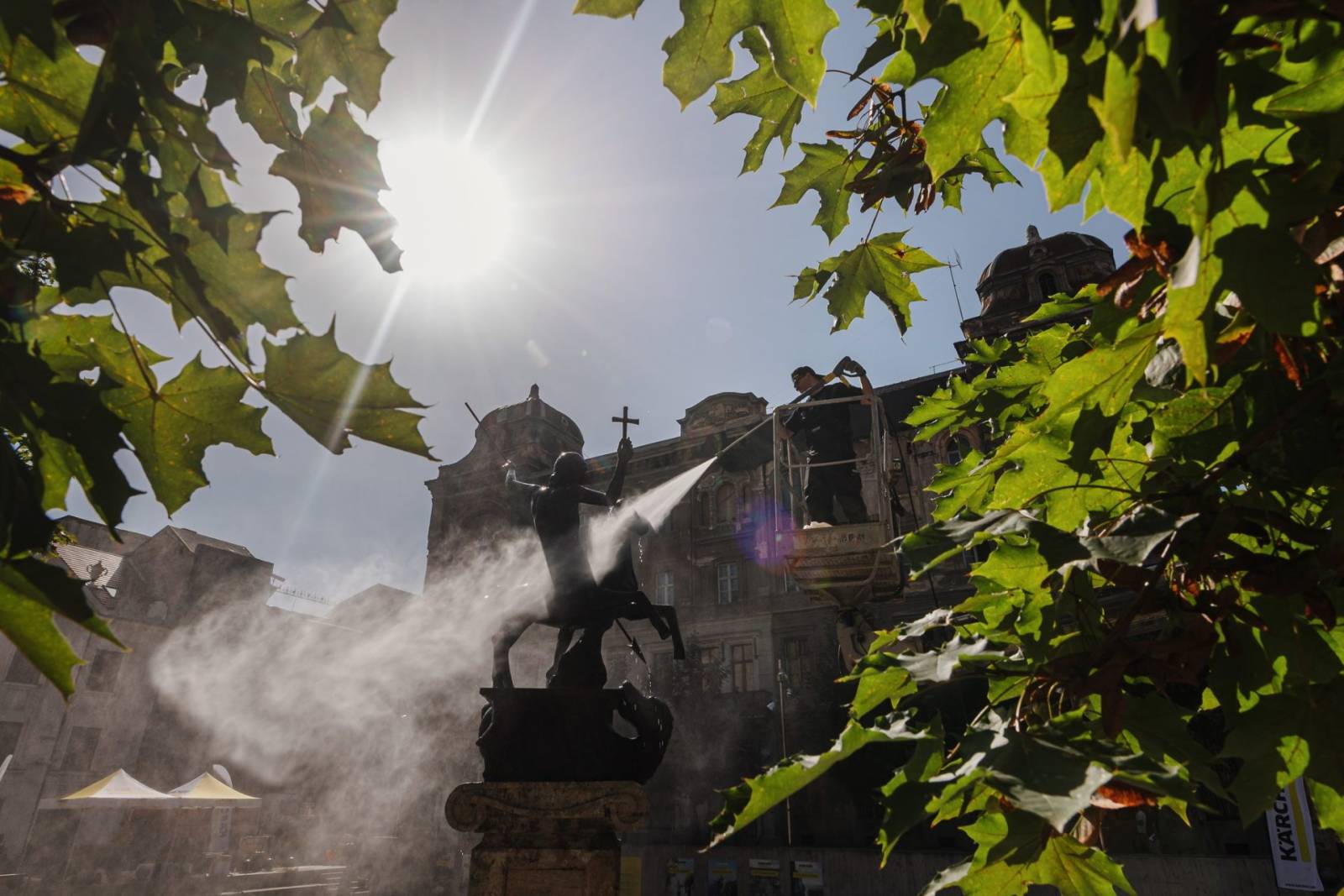 Piața Sfântul Gheorghe din Timișoara a fost curățată de Kärcher