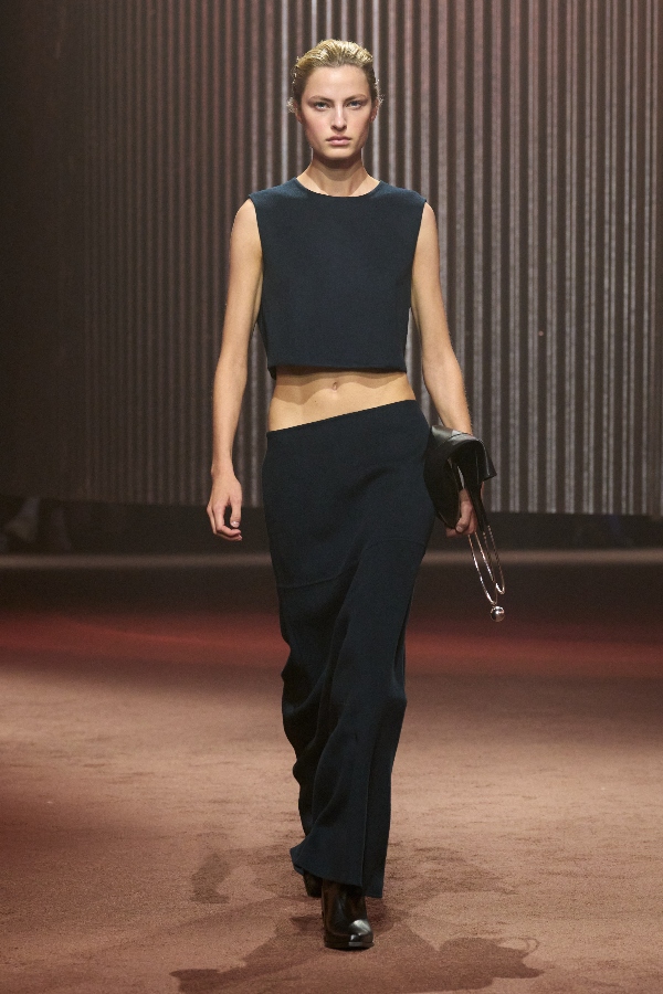 Cum arată colecția toamnă-iarnă a COS, prezentată recent la New York Fashion Week 7 7