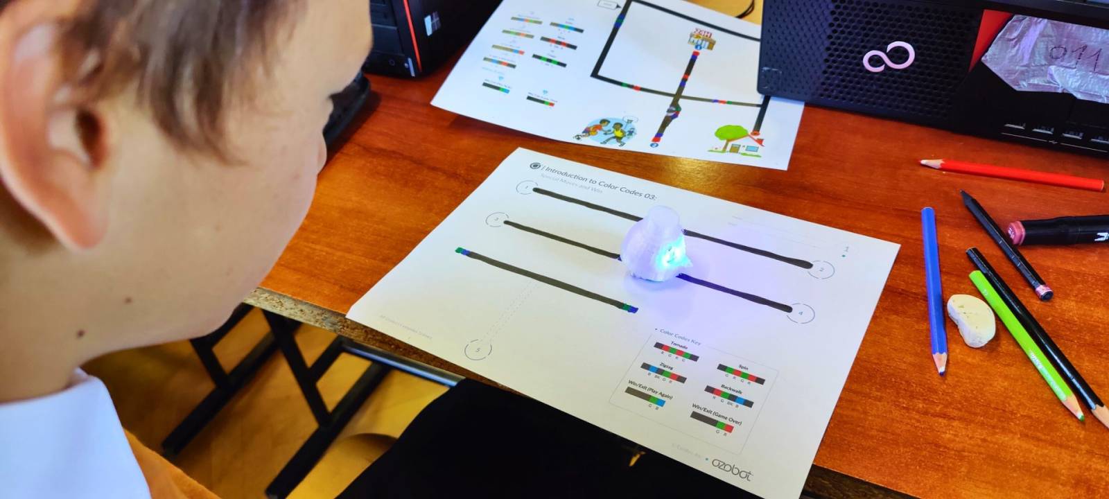Cursuri pentru digitalizare, securitate și robotică pentru elevii din micile orașe