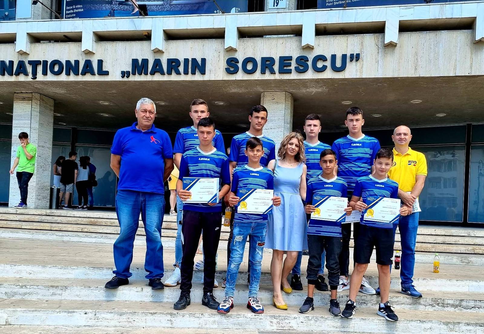 Un învățător care face naveta 100 km pe zi pentru a le preda copiilor, a obținut prima medalie de au...