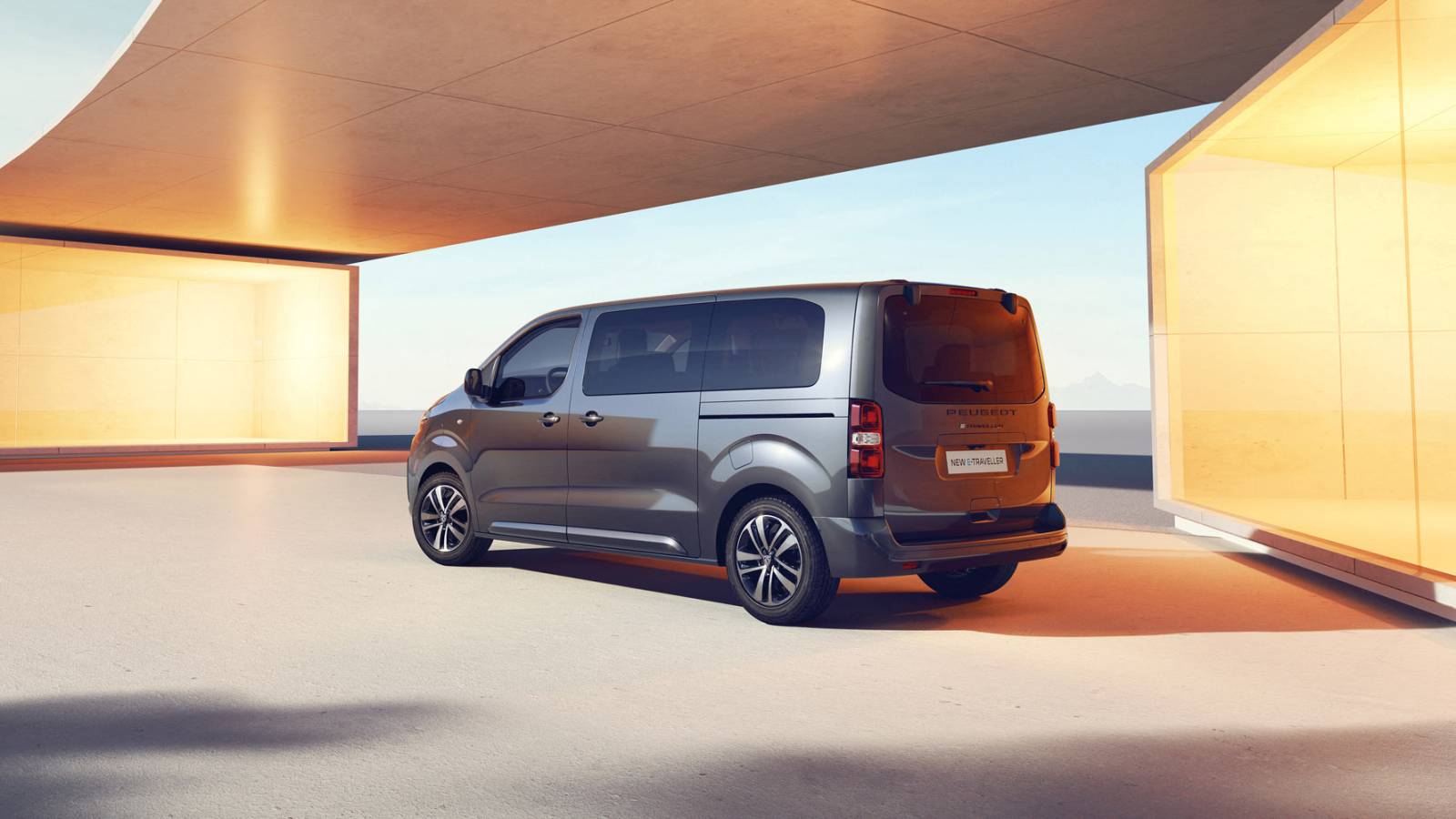 Noul PEUGEOT E-TRAVELLER răspunde cerințelor de mobilitate cu emisii zero pentru operatori profesioniști de transport 1 PEUGEOT E TRAVEL 2023 back