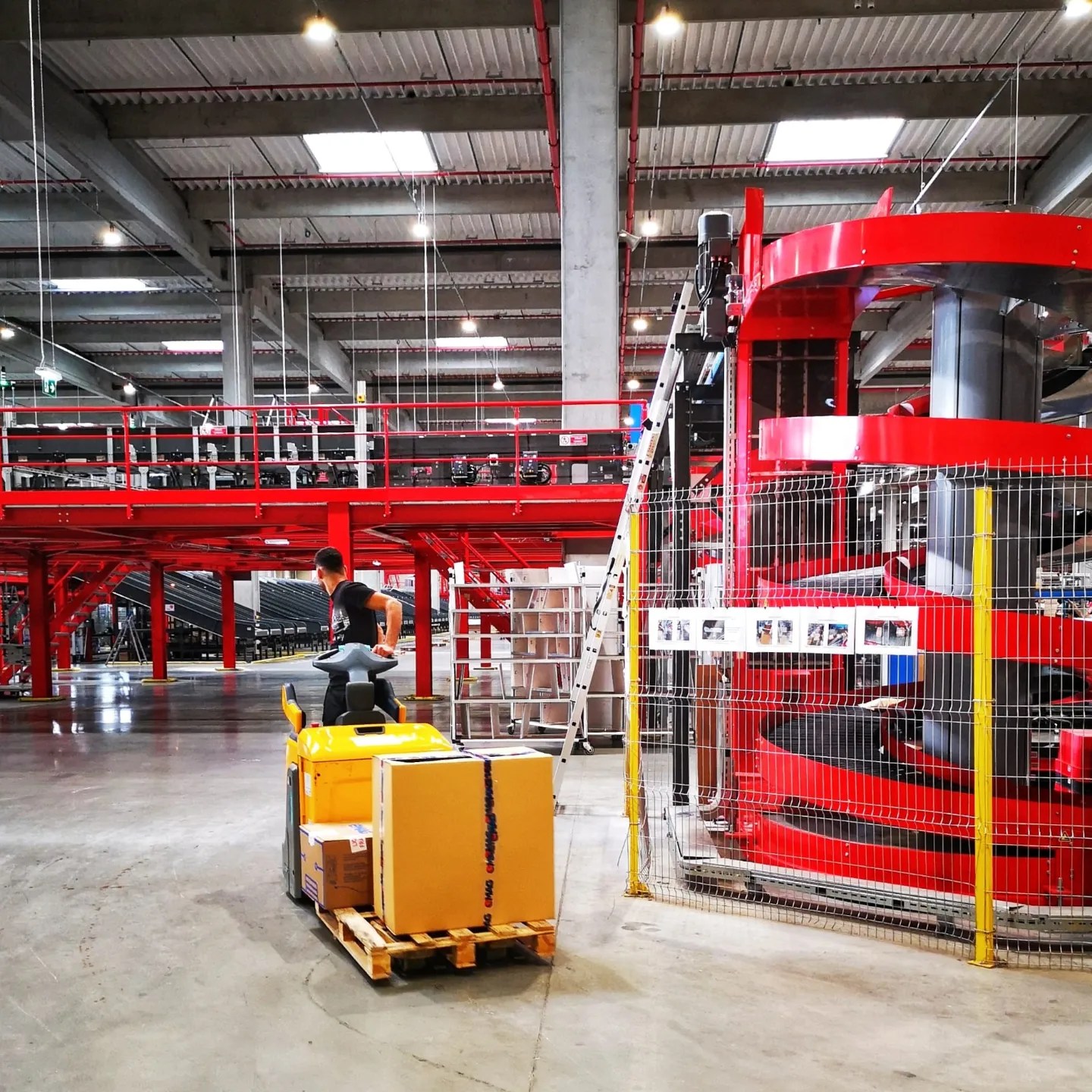 eMAG a vândut în 10 ore cât în toată ziua de anul trecut: 2,2 milioane de produse