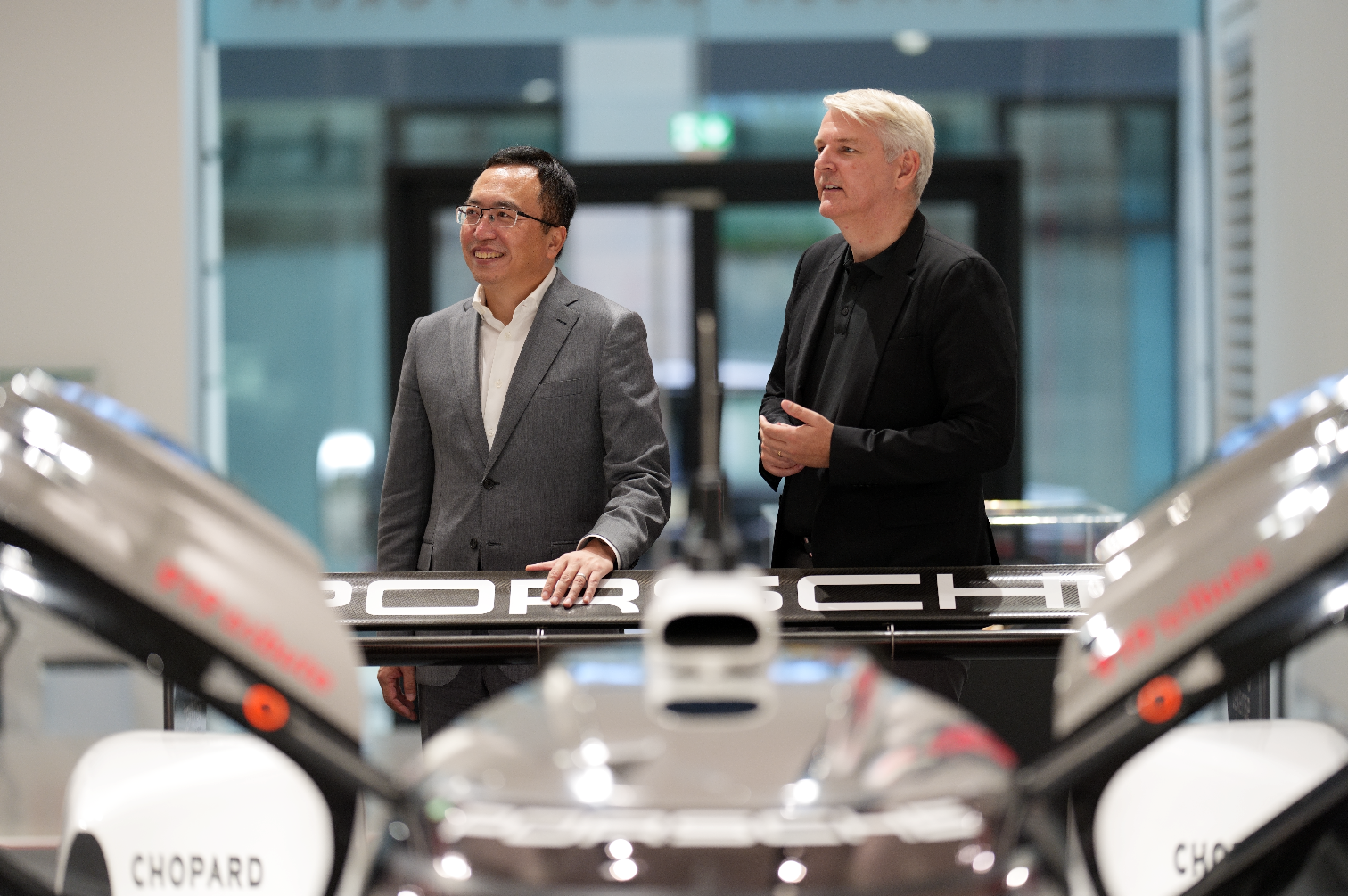 Parteneriat strategic HONOR - Porsche Design