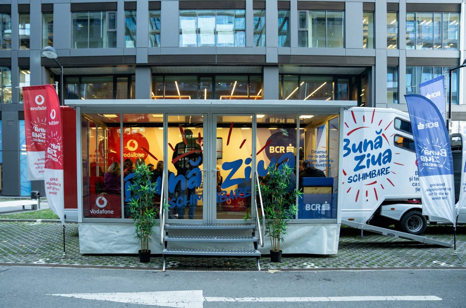 Peste 2000 de români au beneficiat de educație financiară și digitală de la BCR și Vodafone