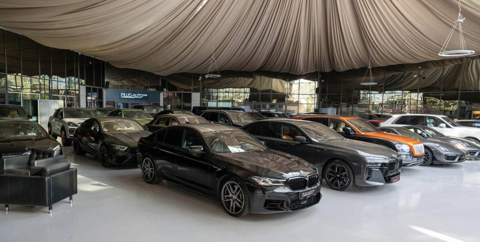 Răzvan Moldovan, Plus Autotrade: Apetitul românilor pentru mașini premium și de lux a crescut după pandemie 1 Plus Autotrade showroom