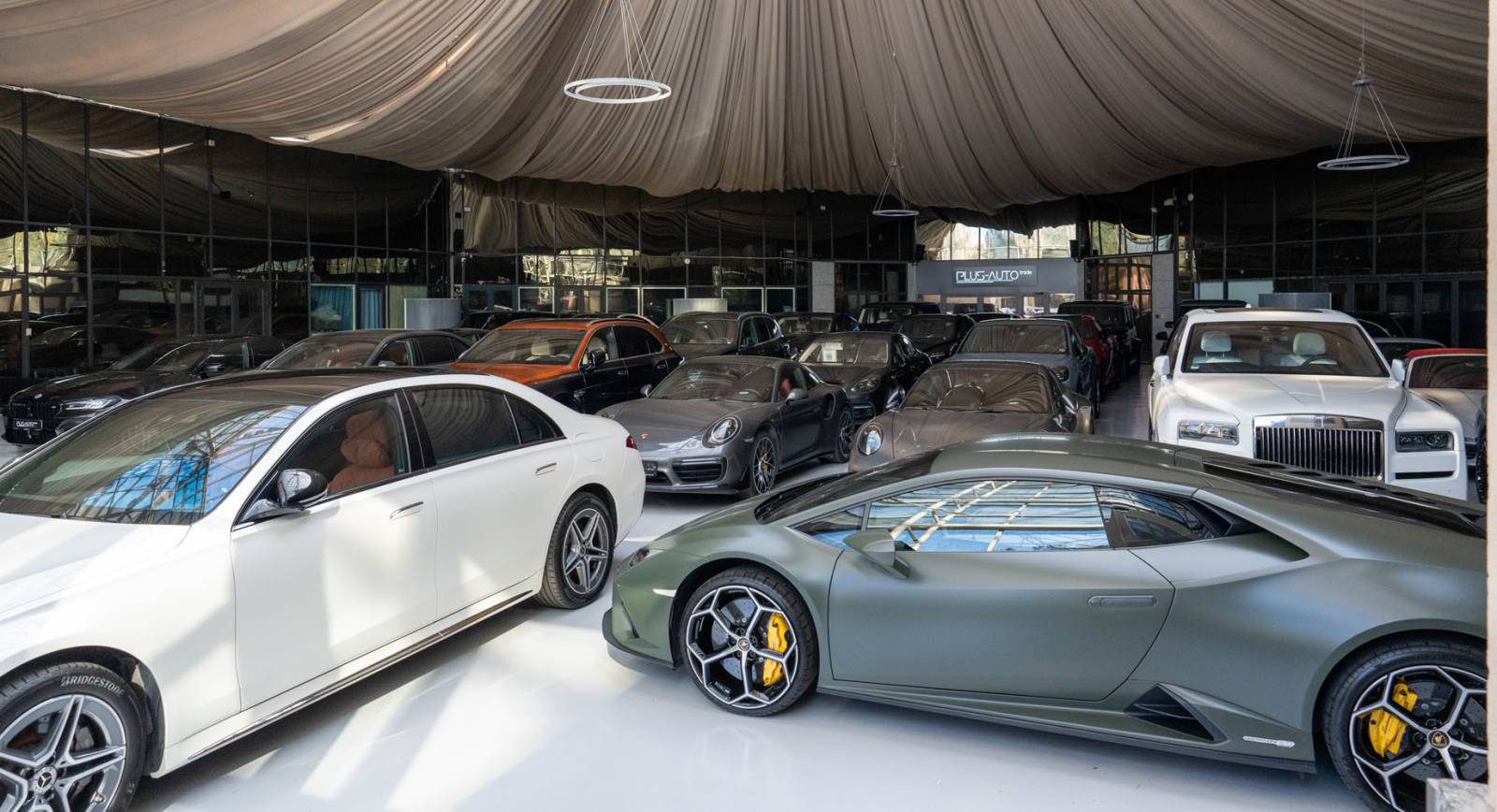 Răzvan Moldovan, Plus Autotrade: Apetitul românilor pentru mașini premium și de lux a crescut după pandemie 2 Plus Autotrade showroom 2
