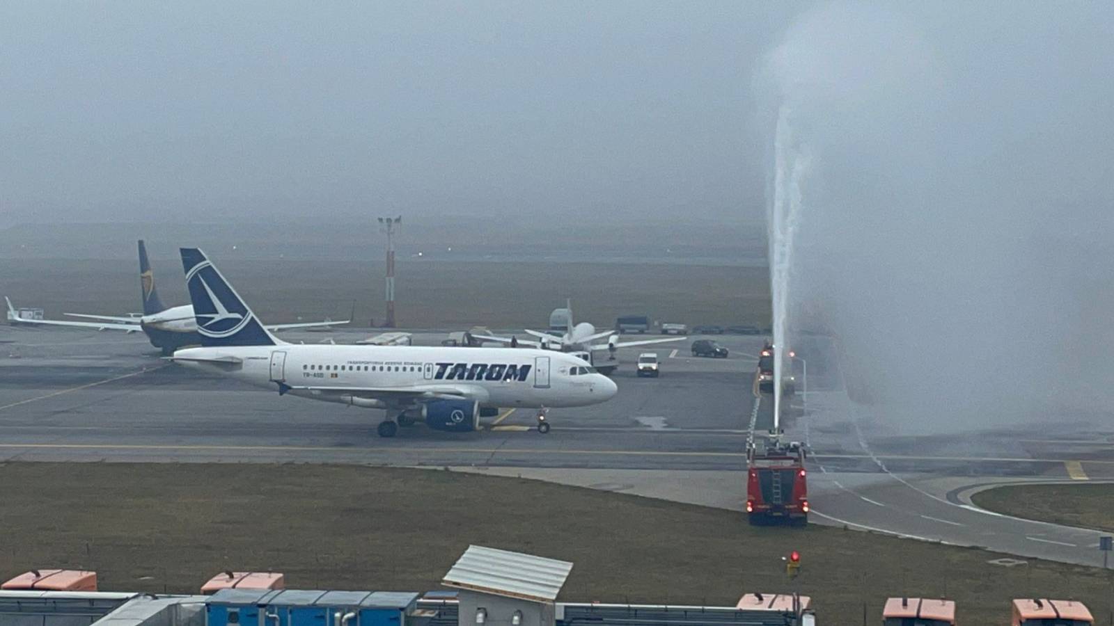 Pilotul Emil Dobrovolschi, întâmpinat cu tunuri de apă la ultimul zbor la TAROM