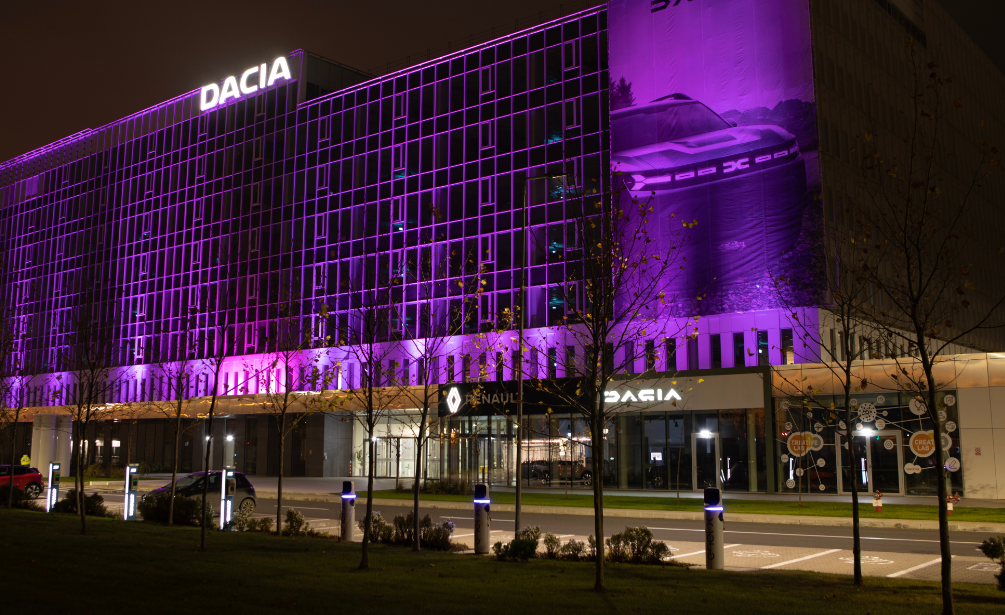 De ce mai multe clădiri au fost luminate violet