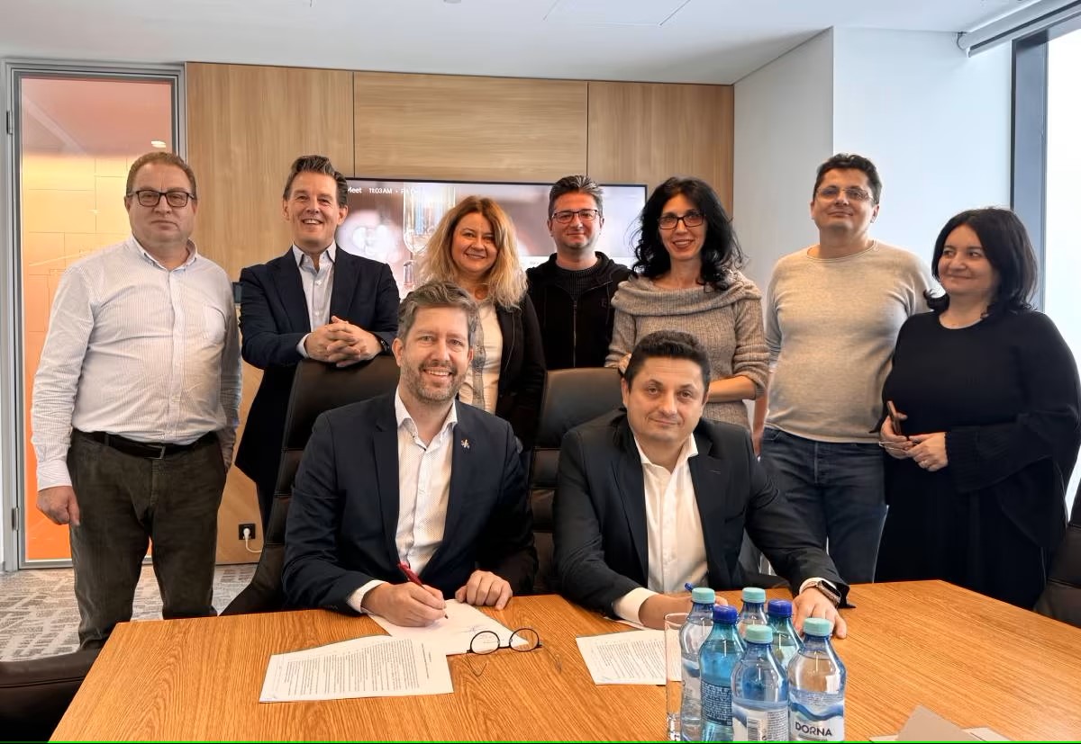 Signing 1200x827 Romanian Software