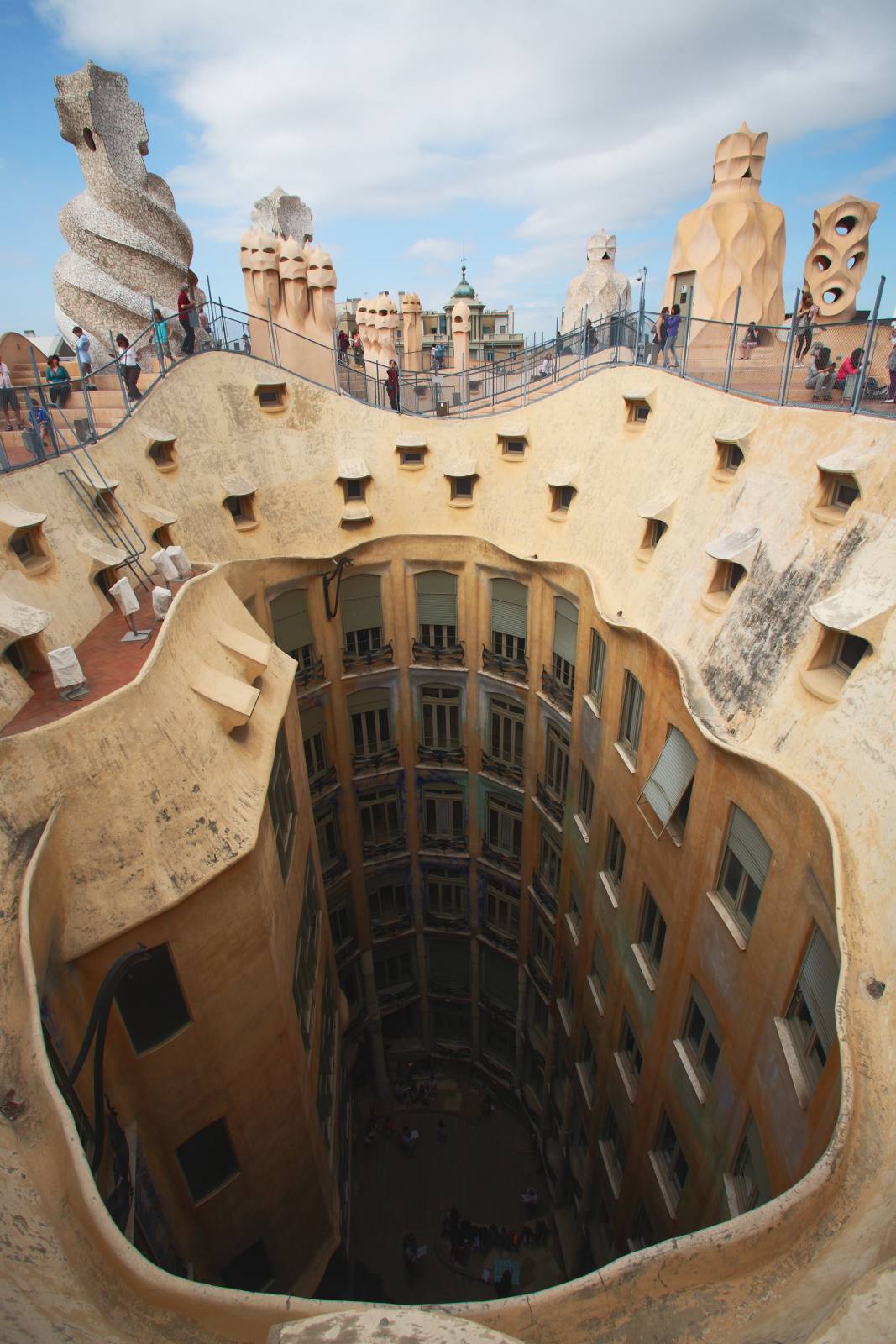 Spania, țara turismului 14 Patio de luces Casa Mila o La Pedrera BARCELONA CATALUNA