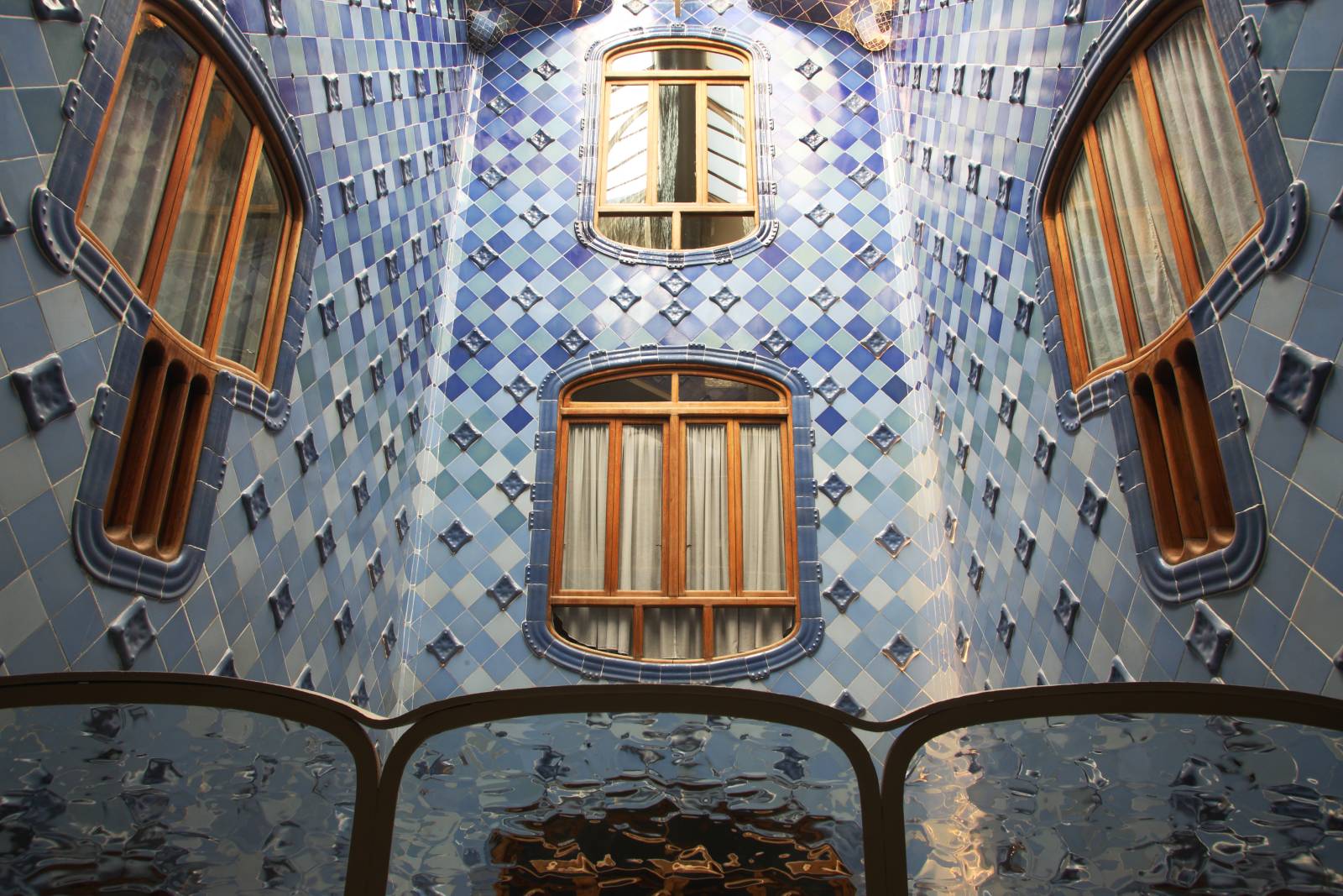 Spania, țara turismului 12 Patio interior Casa Batllo BARCELONA CATALUNA