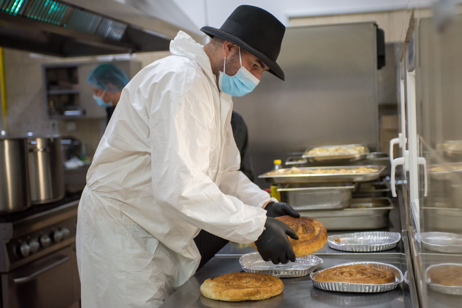Un milion de mese calde oferite persoanelor vulnerabile, prin proiectul inițiat de chef Adrian Hădea...