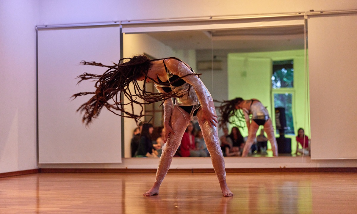 Asociația Developing Art lansează cercetarea artistică All Sorts of Care