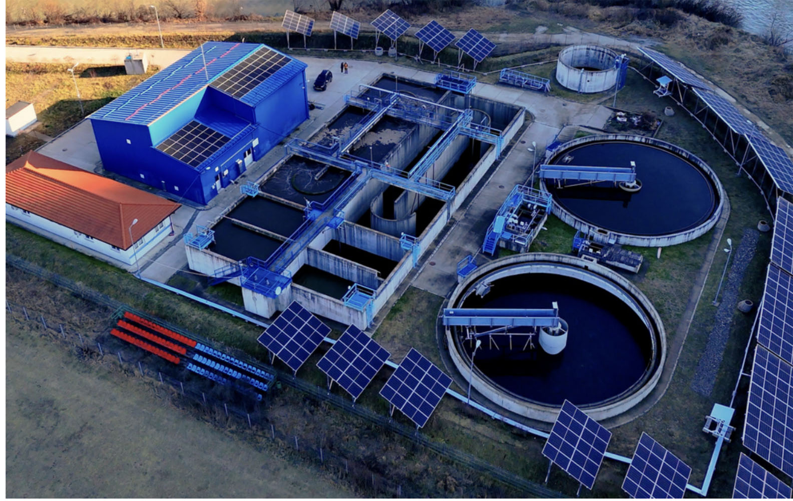 Datacor Green Energy a construit pentru AQUABIS 13 centrale fotovoltaice după investiții de 14,6 mil. lei 1 Datacor Aquabis panouri fotovoltaice