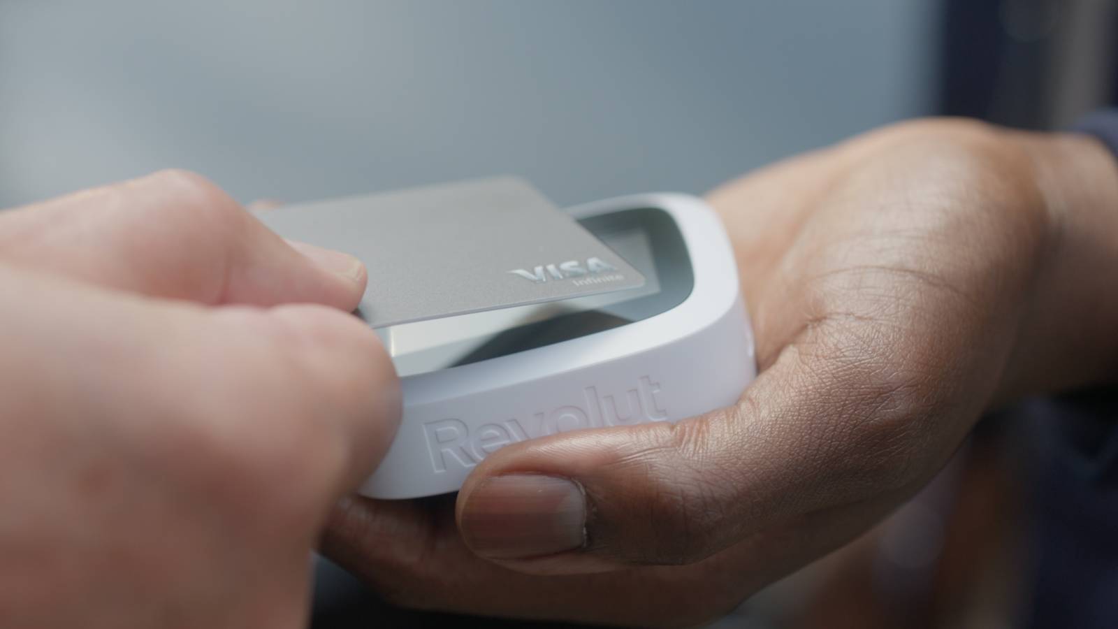 Terminalul Revolut Reader ajunge și în România. Cum funcționează și la ce costuri