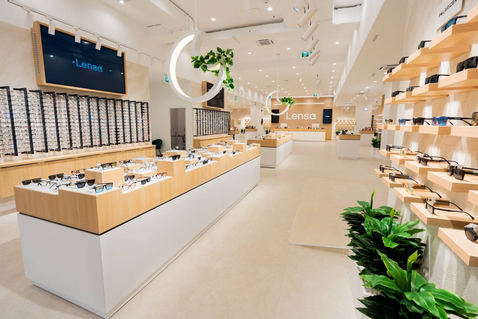 Afacerile retailerului român de optică, Lensa, în creștere cu 54%