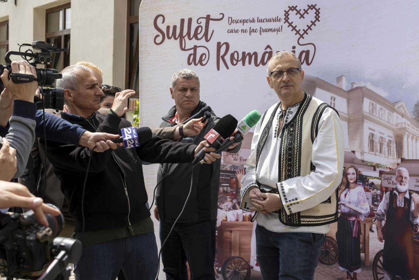 A doua ediție a Festivalului Suflet de România ne aduce aproape de tot ce ne face bine, pe Domeniul Regal de la Săvârșin 5 Calin Costinas acordand interviuri presei in festivalul Suflet de Romania Editia a 2 a