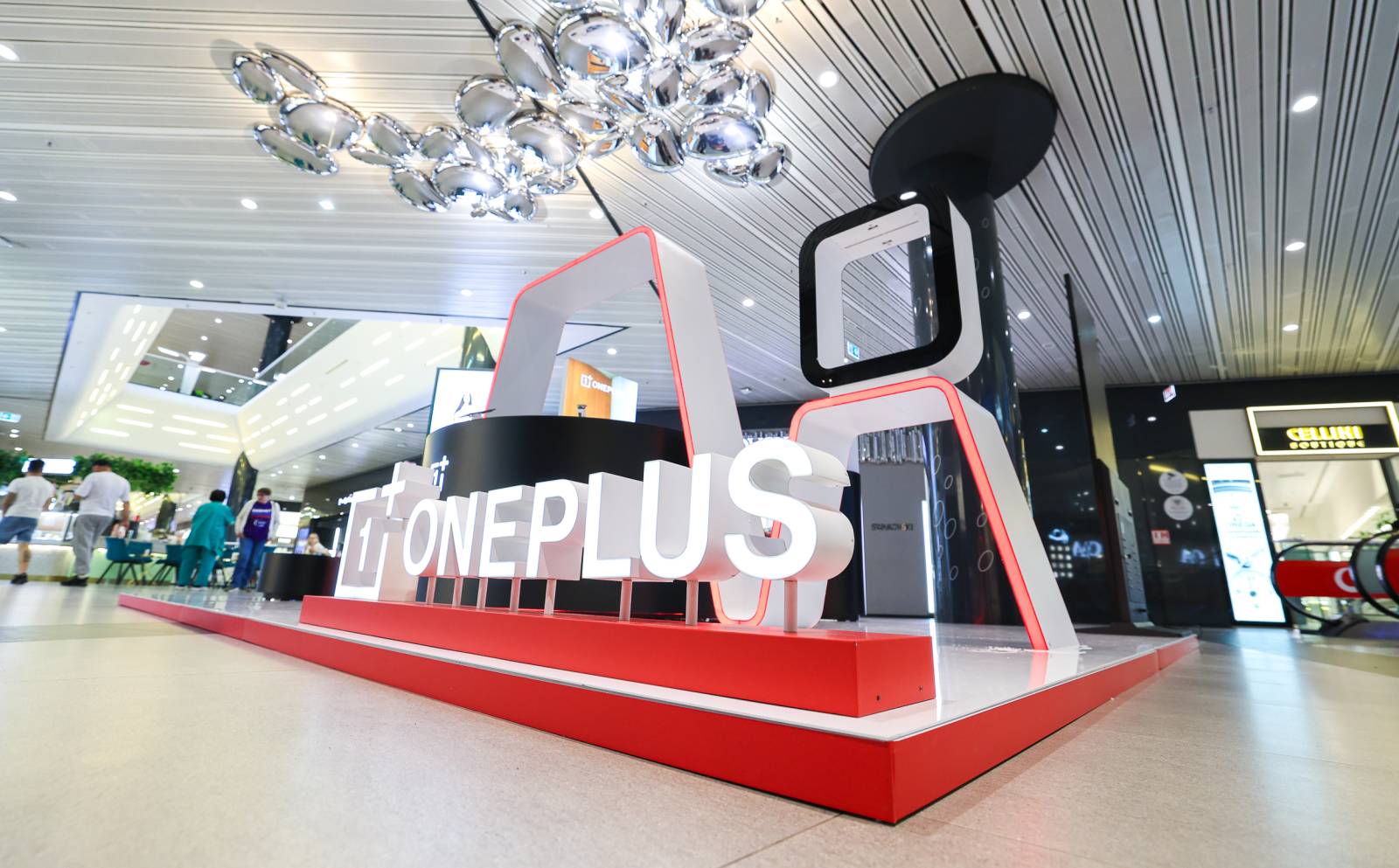 OnePlus se retrage oficial din Europa și America de Nord 4 OnePlus pop up store Promenada 15 Apr 2024 12