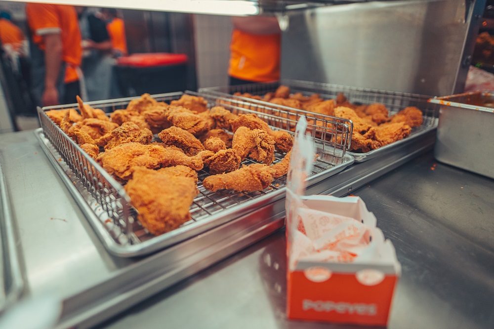 Popeyes deschide primul restaurant în afara Bucureștiului