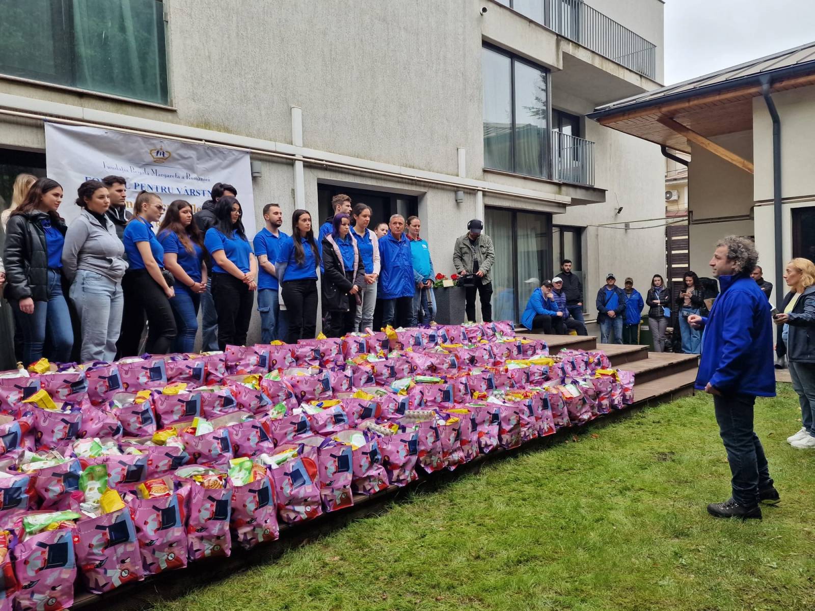 Peste 800 de seniori beneficiază de acțiuni speciale și de sprijin dedicate Paștelui, prin proiectel...