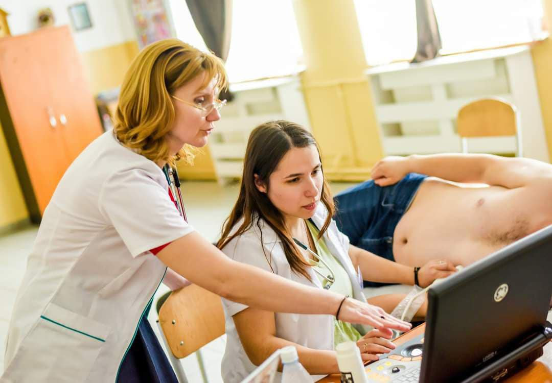 Fundația Mobexpert susține Caravana cu medici