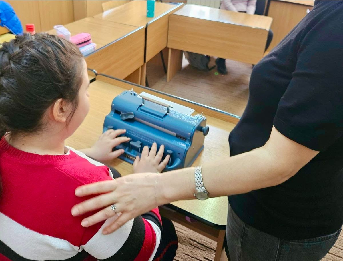 Fundația Mobexpert a achiziționat mașini de scris speciale pentru copiii nevăzători