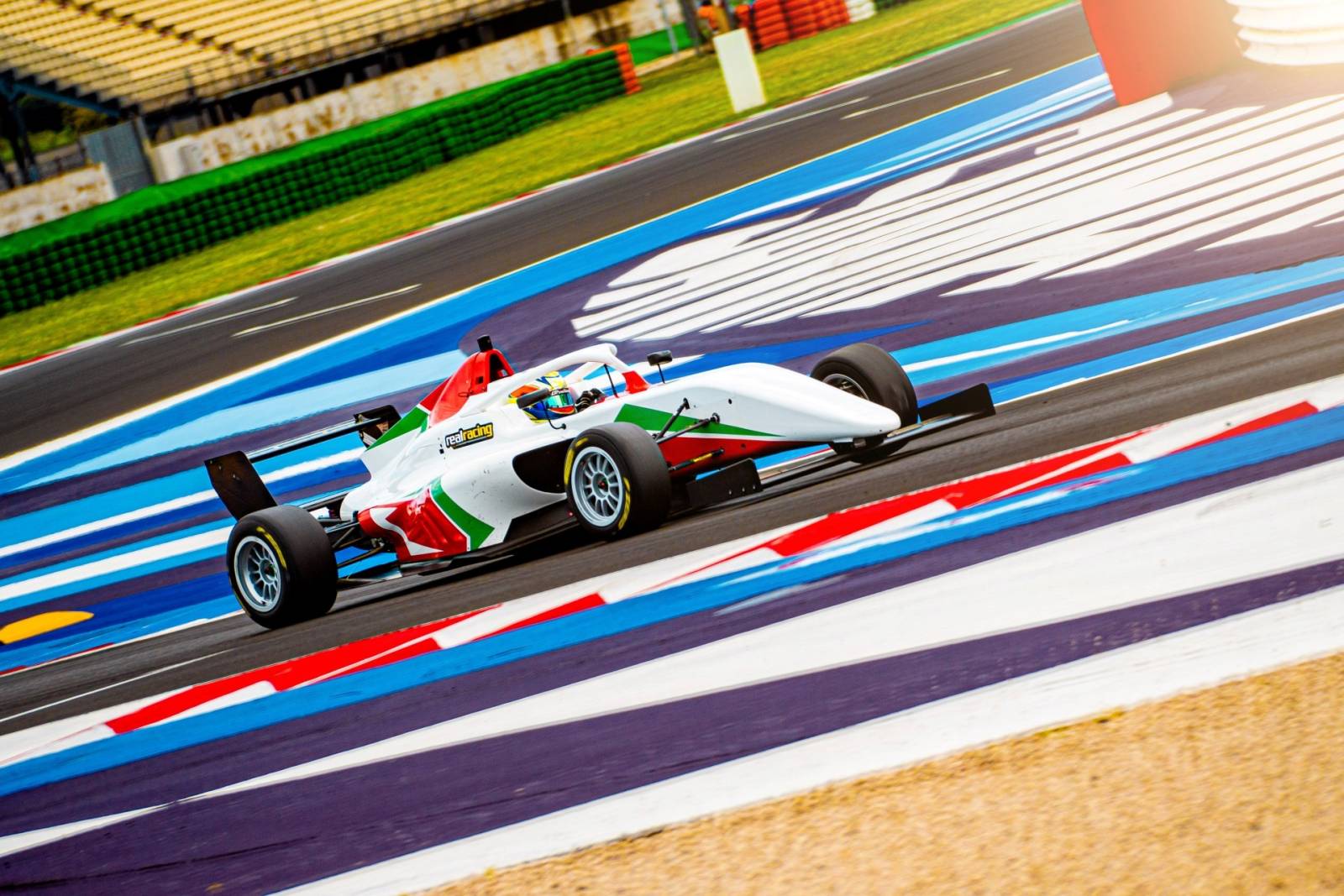Un pilot român va debuta în Formula 4 Italia