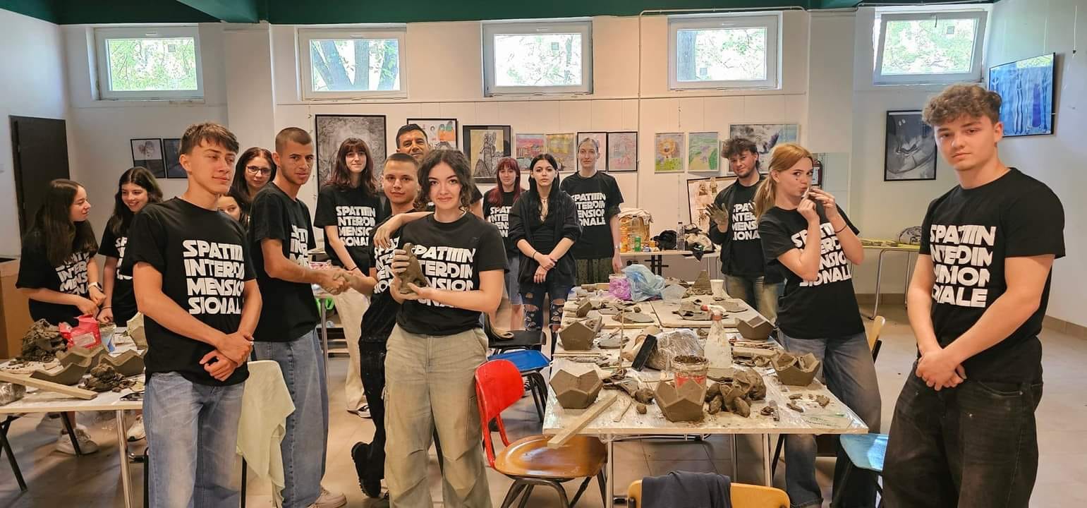 „Spații interdimensionale”, operă de artă de mari dimensiuni, creată de elevii de la 3 licee din Tim...