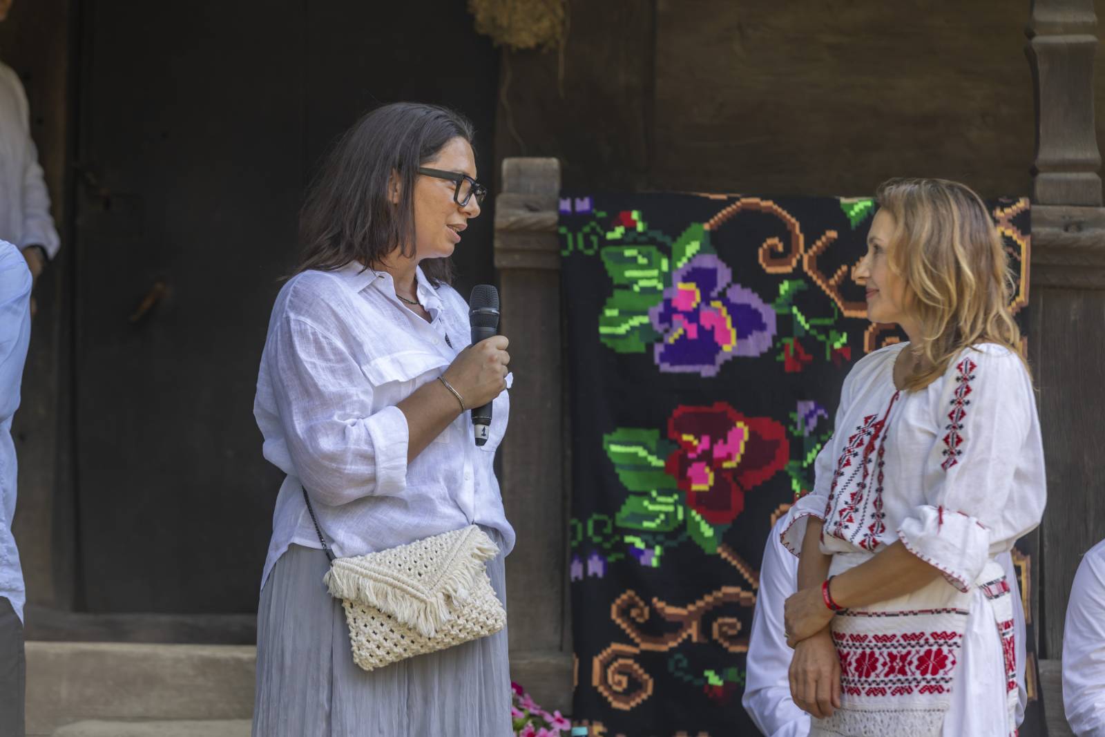 „Ștergem tradiția de praf” este manifestul Profi și Goldfish Project pentru gustul autentic românesc 11 Anamaria David si Gabriela Sirbu la evenimentul Via Profi de la Muzeul Satului