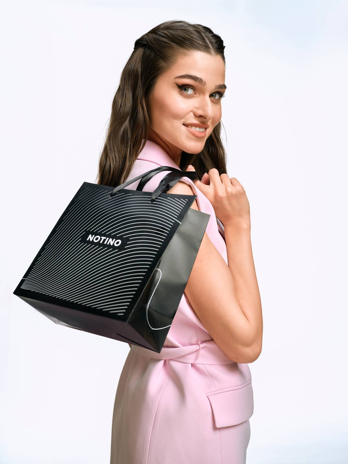 NOTINO Theo Rose devine primul ambasador Notino in Romania