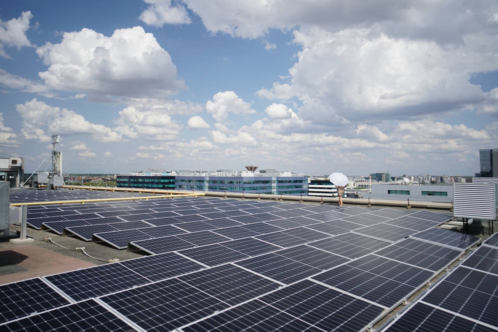 Clădirile de birouri trec pe surse de energie regenerabilă